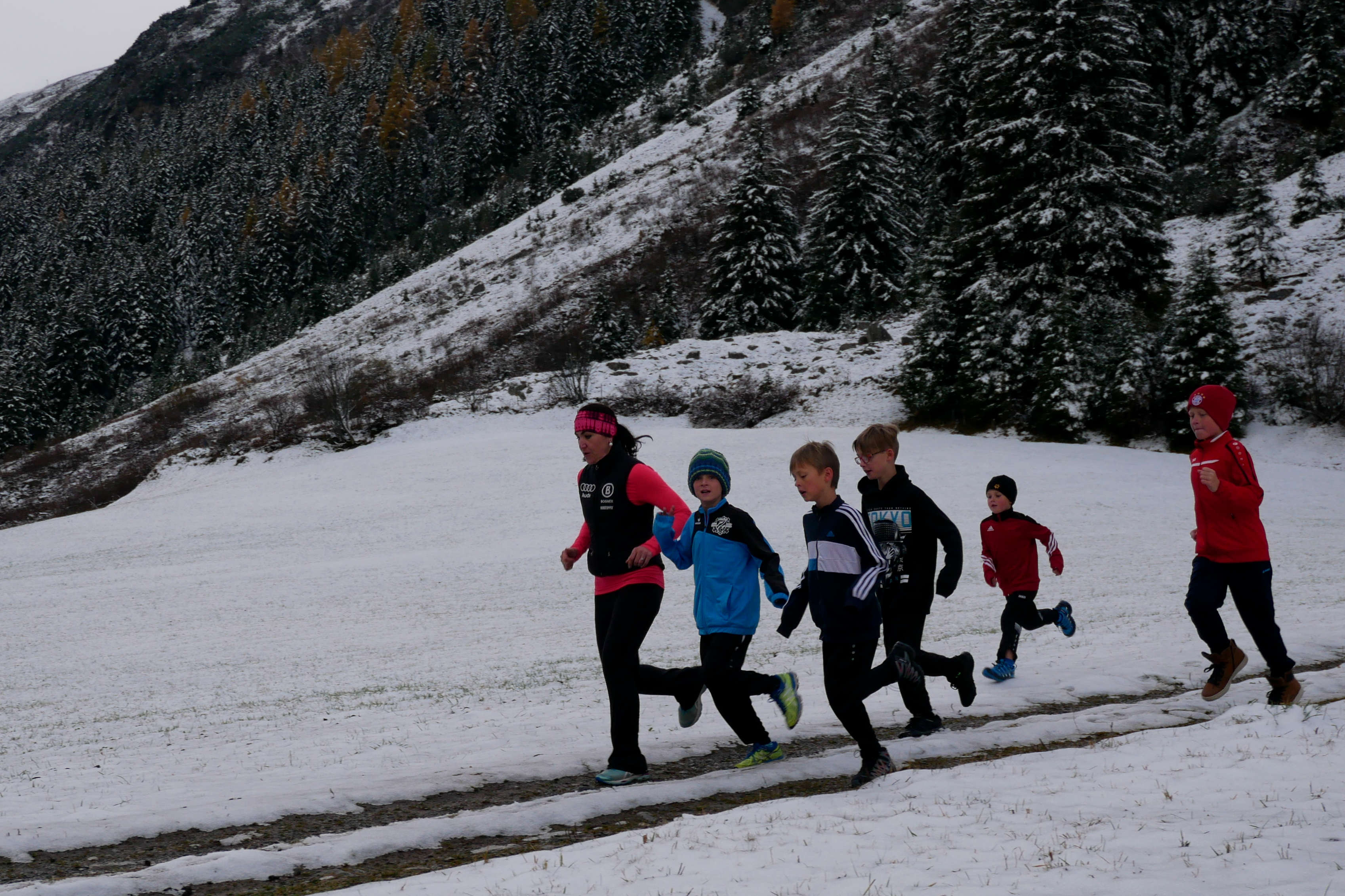Sportler joggen auf verschneitem Feldweg